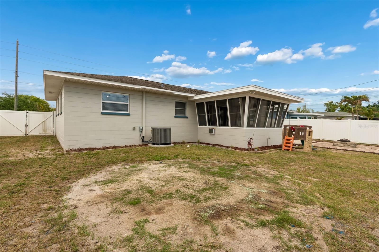 Listing photo id 38 for 3100 52nd Street N