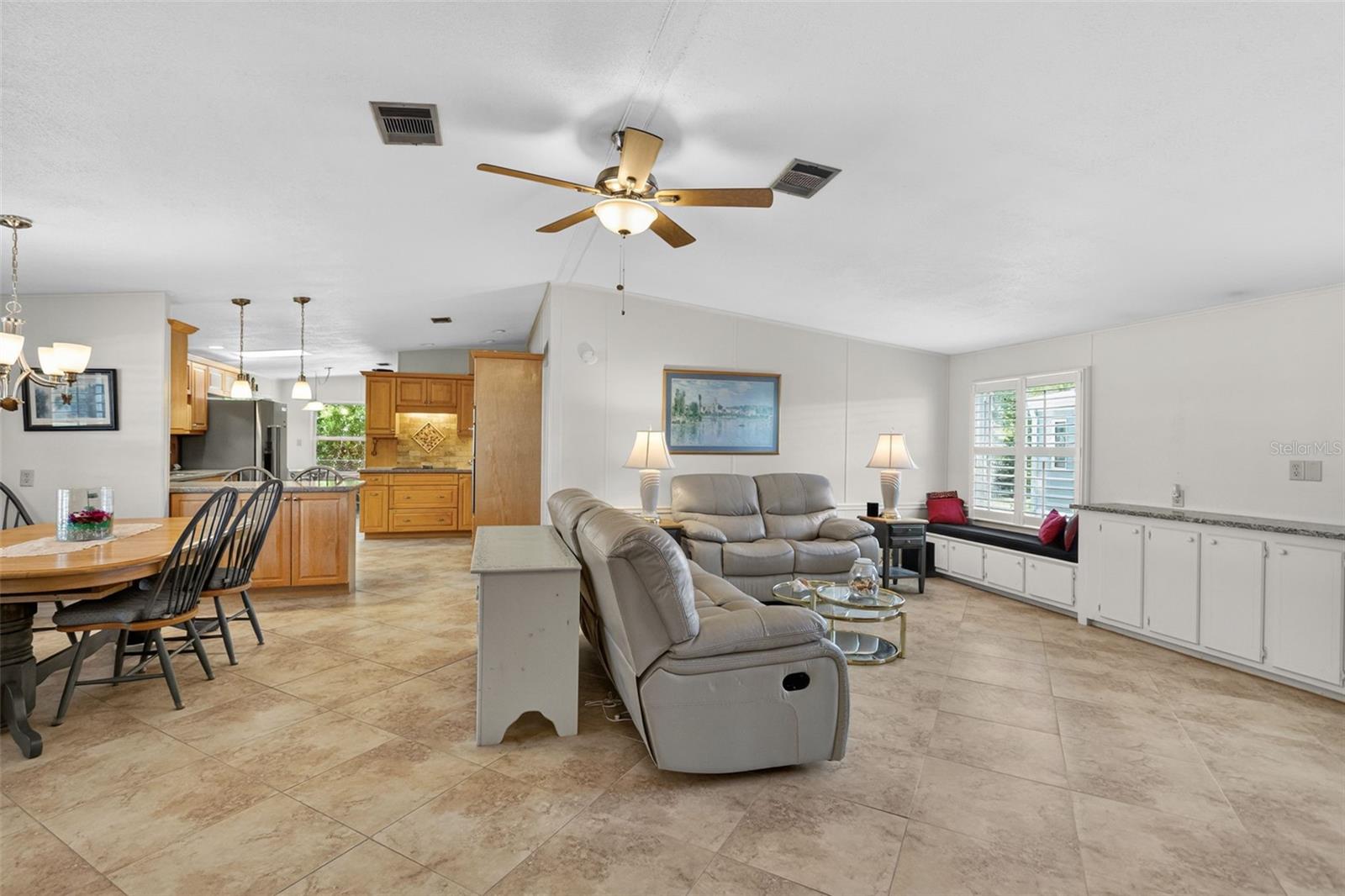 Image 15 of 37 For 209 Vistoria Drive