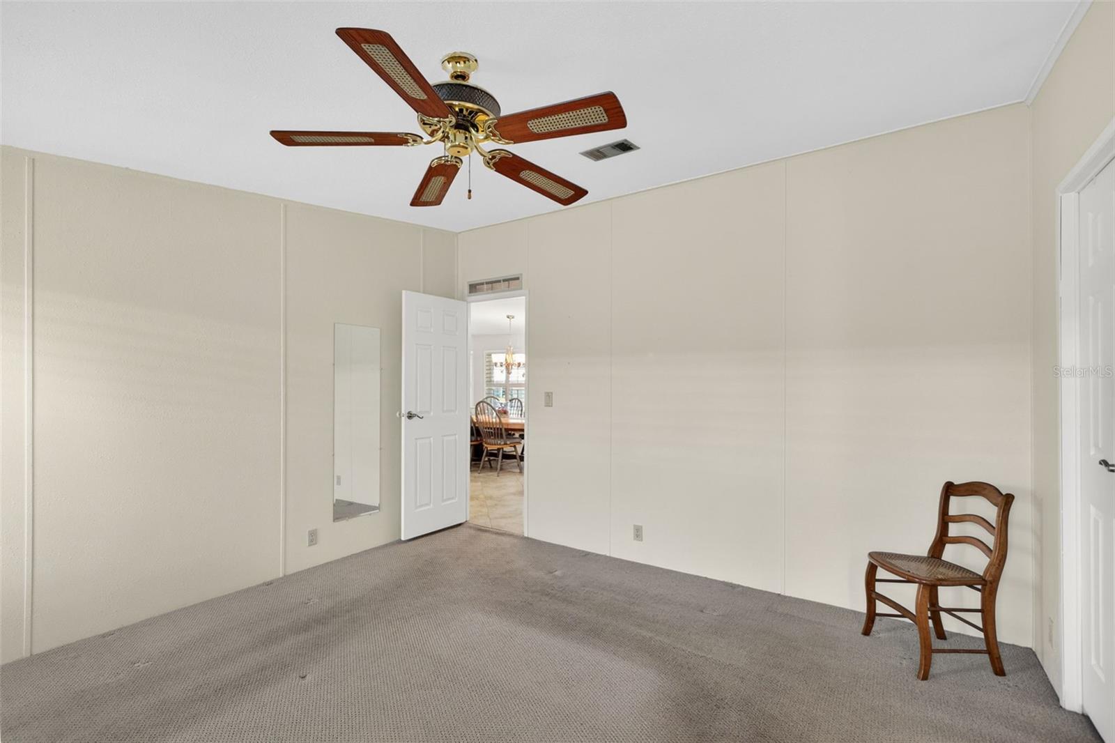 Image 19 of 37 For 209 Vistoria Drive