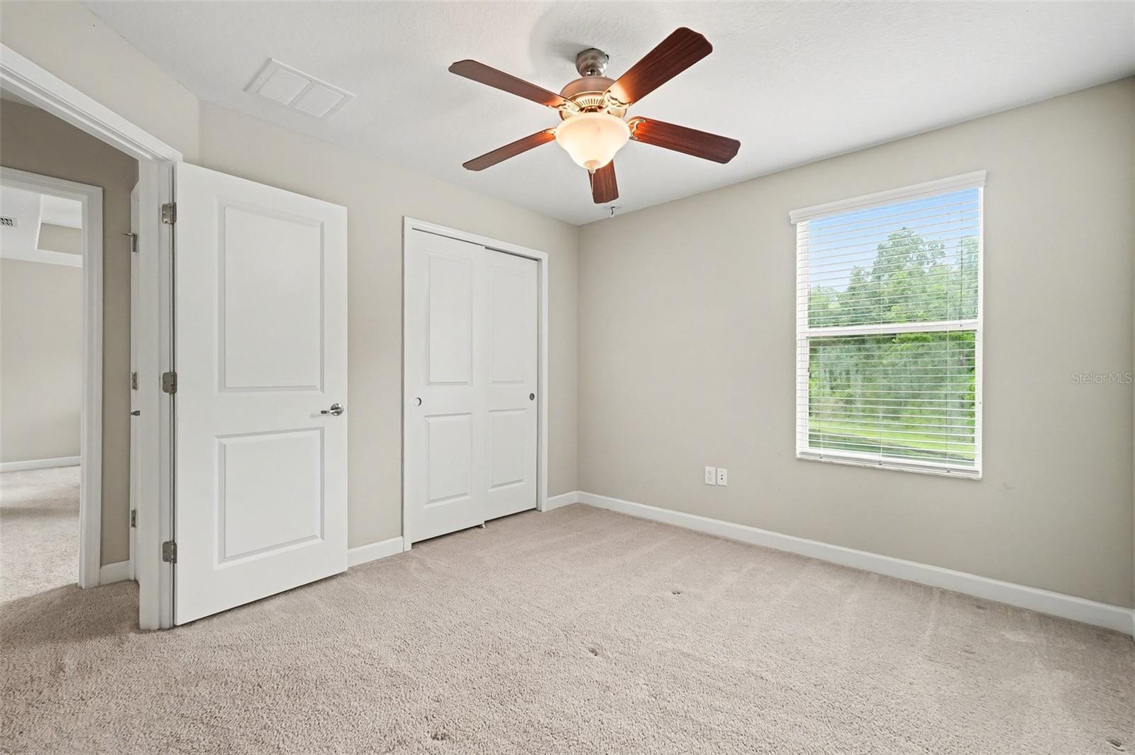 Listing photo id 12 for 1677 Ludington Avenue