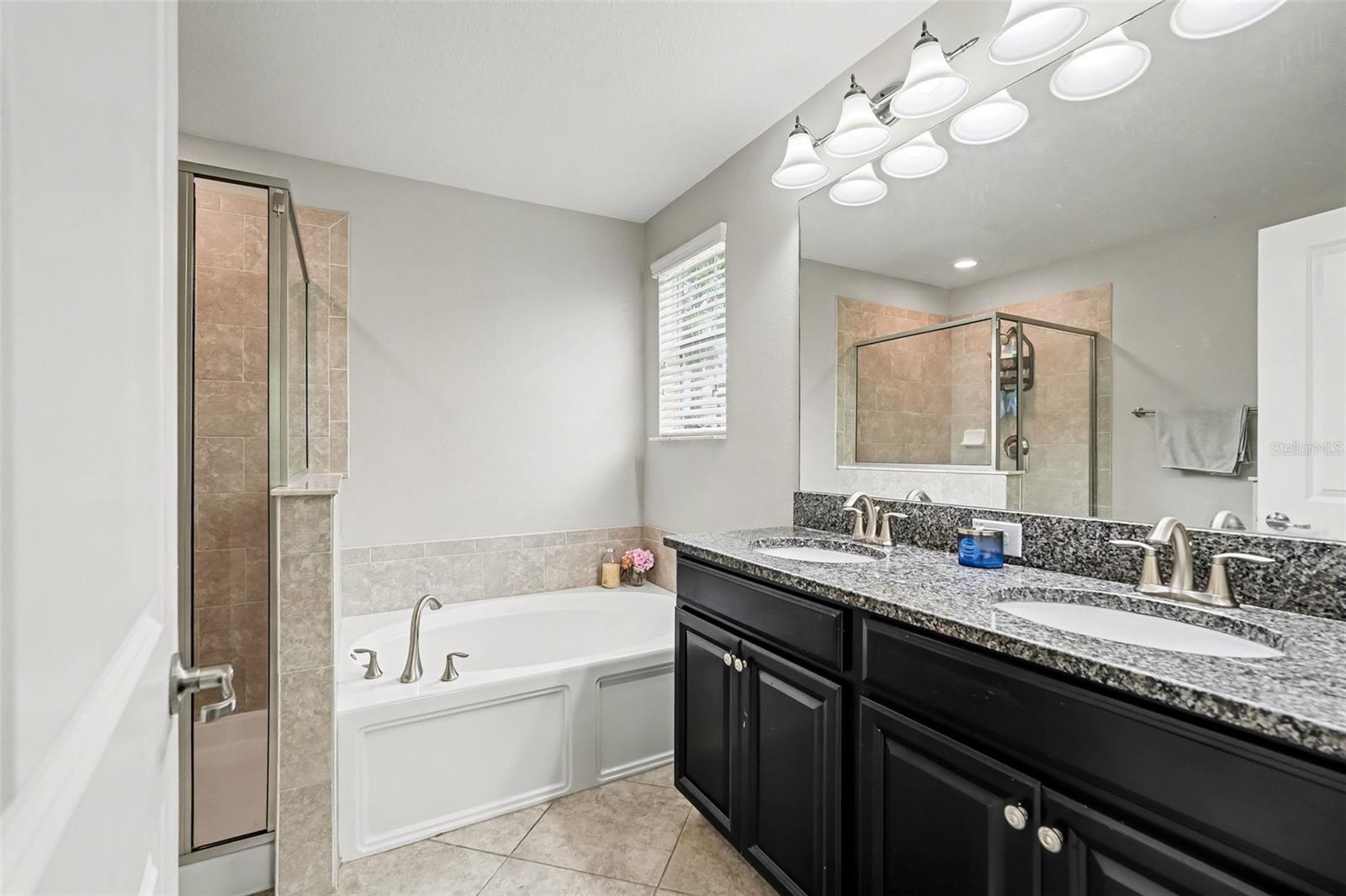 Listing photo id 13 for 1677 Ludington Avenue