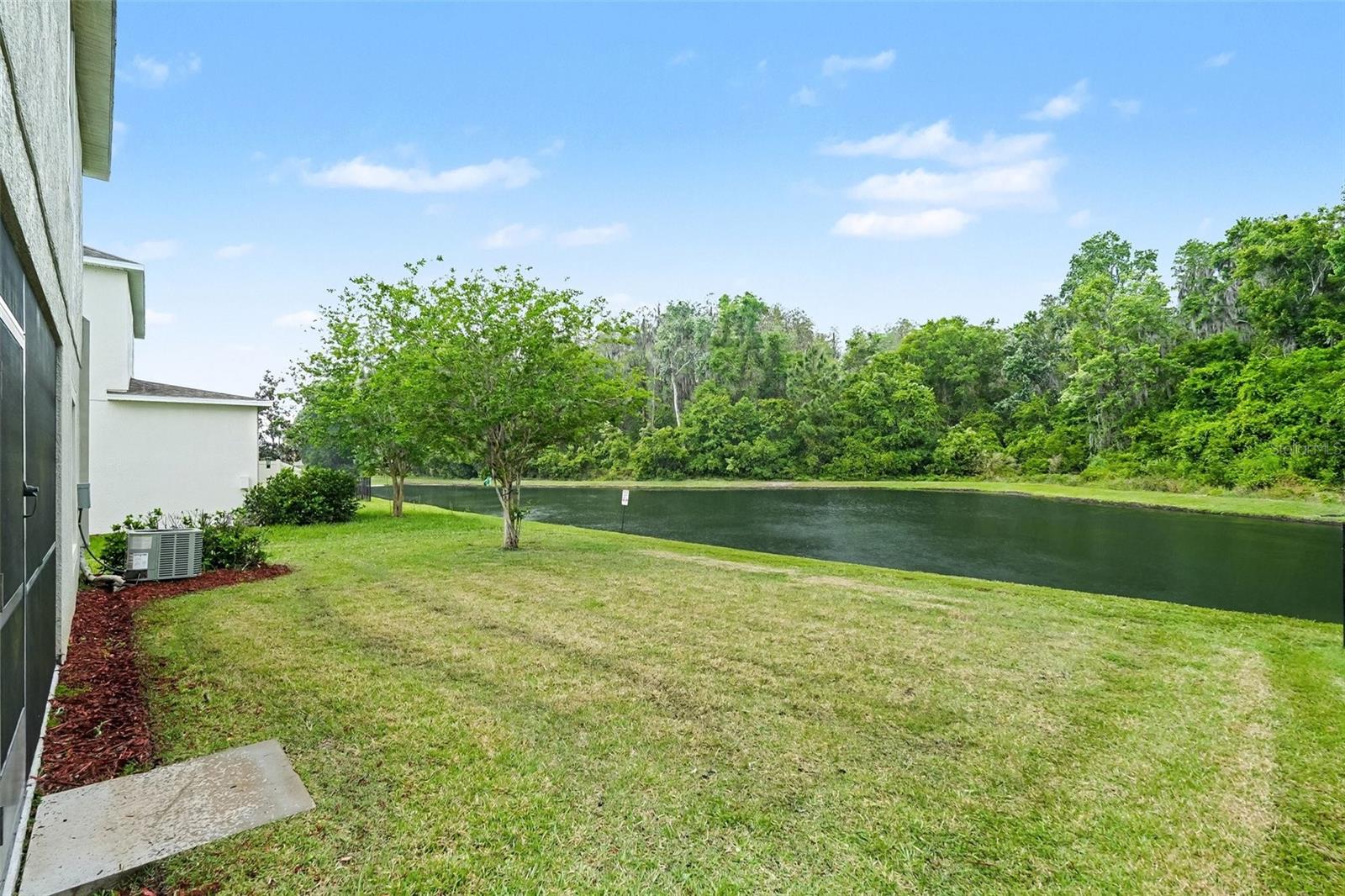 Listing photo id 15 for 1677 Ludington Avenue