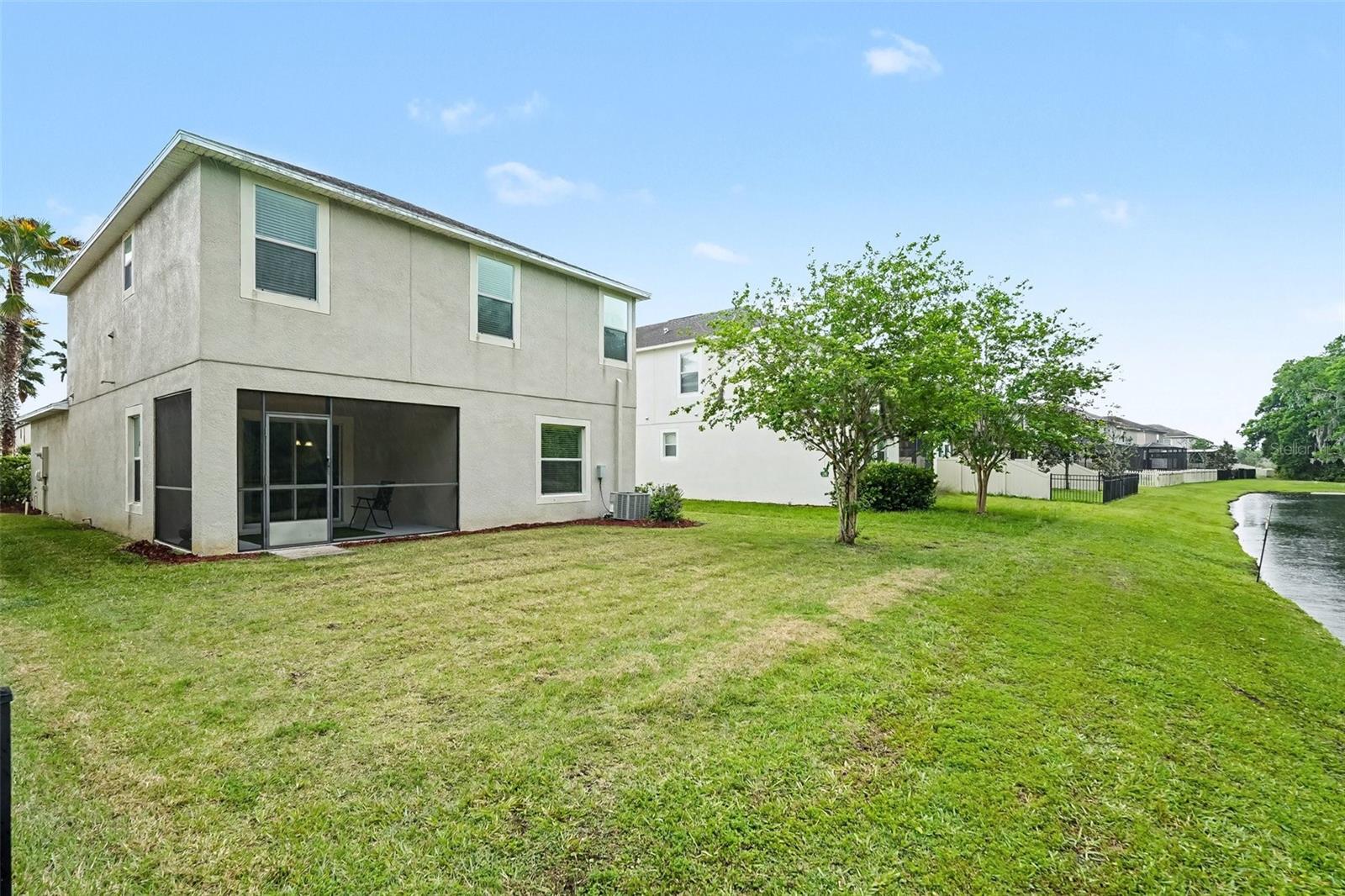 Listing photo id 16 for 1677 Ludington Avenue