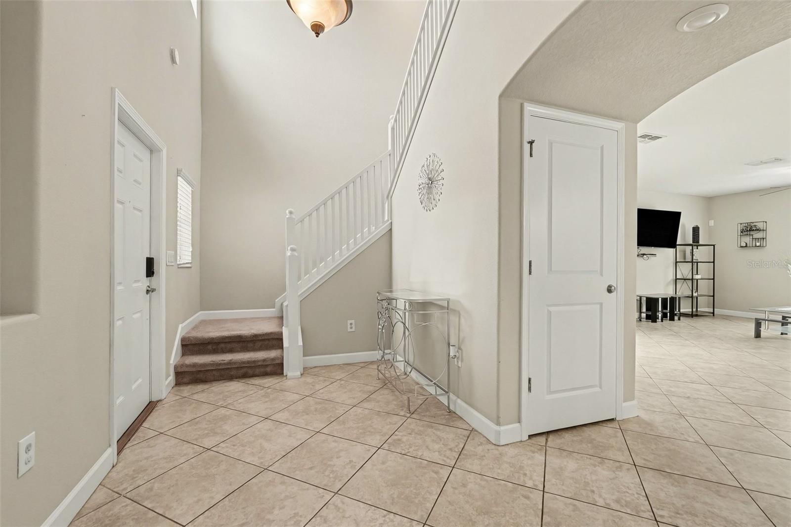 Listing photo id 1 for 1677 Ludington Avenue