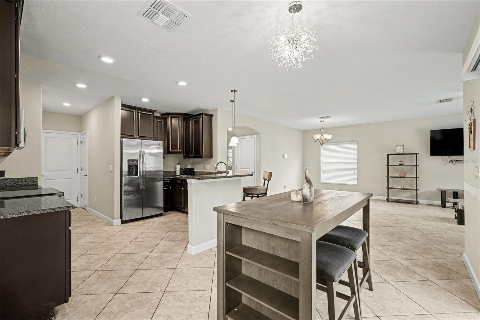 Listing photo id 4 for 1677 Ludington Avenue