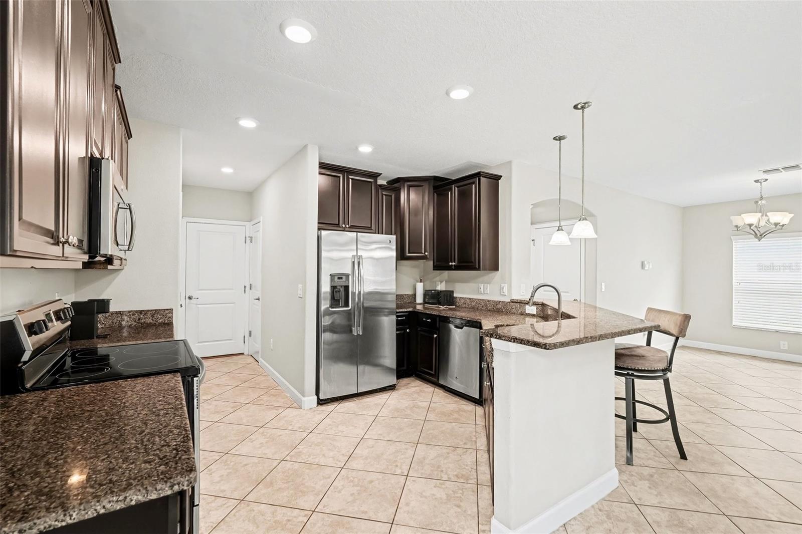 Listing photo id 5 for 1677 Ludington Avenue