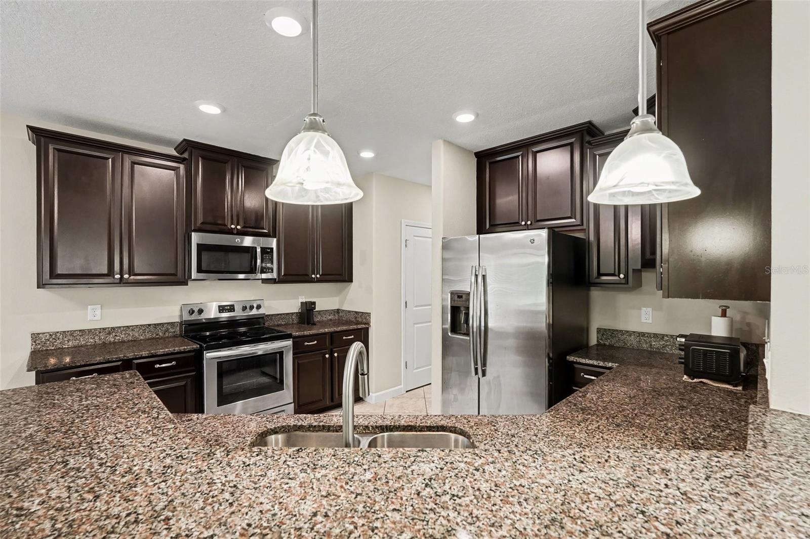 Listing photo id 6 for 1677 Ludington Avenue