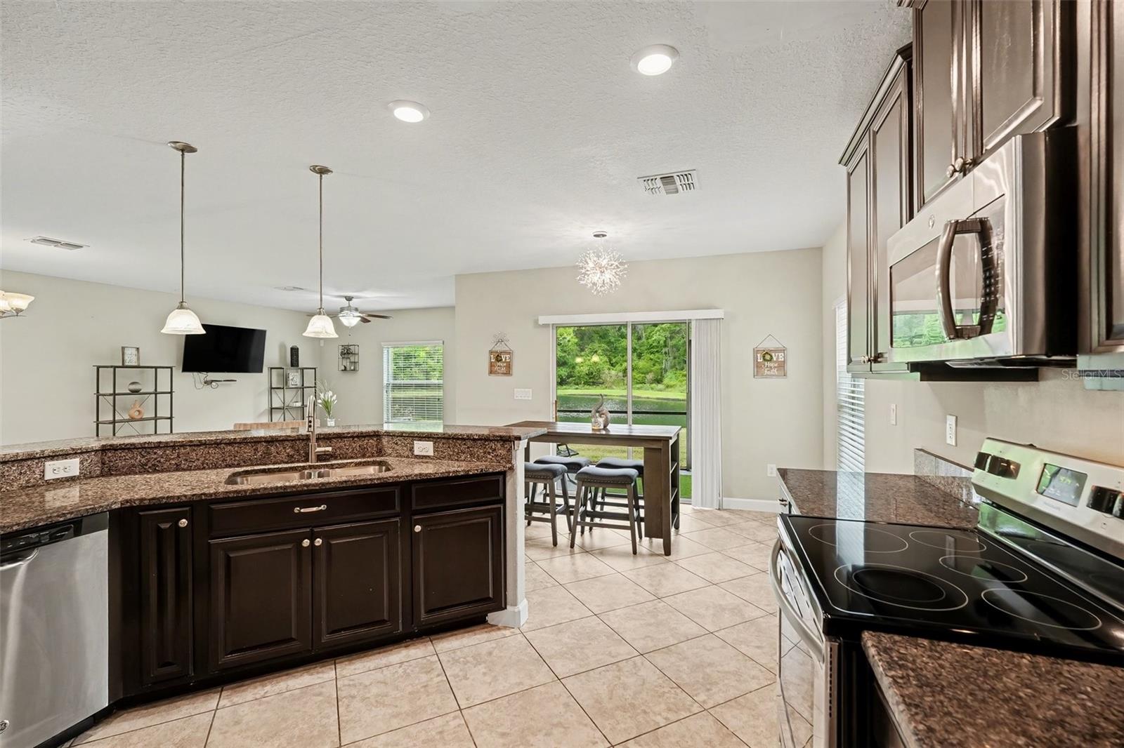 Listing photo id 7 for 1677 Ludington Avenue