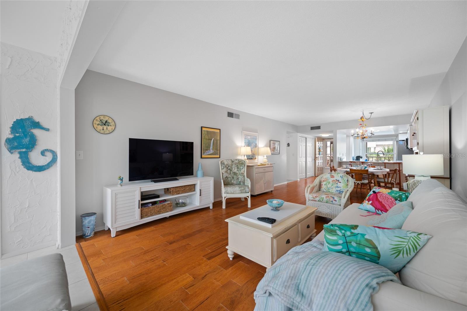 Image 14 of 65 For 121 Island Way 323