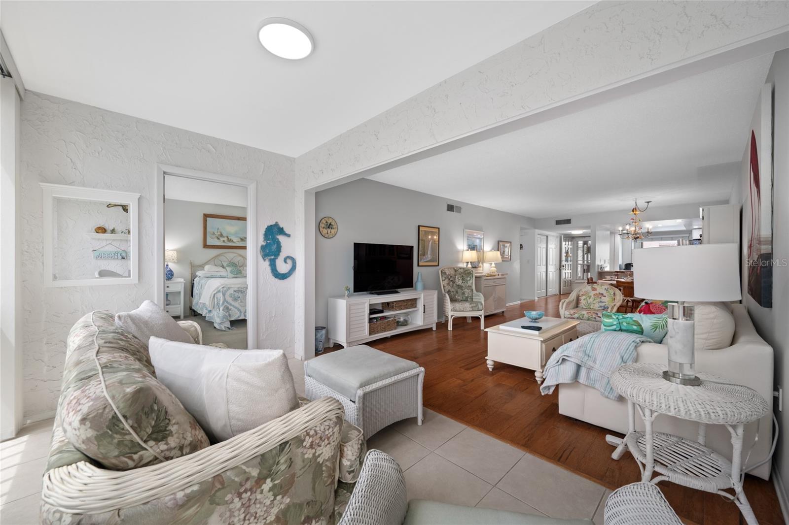 Image 19 of 65 For 121 Island Way 323