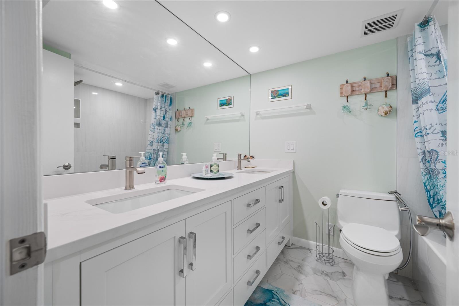 Image 26 of 65 For 121 Island Way 323