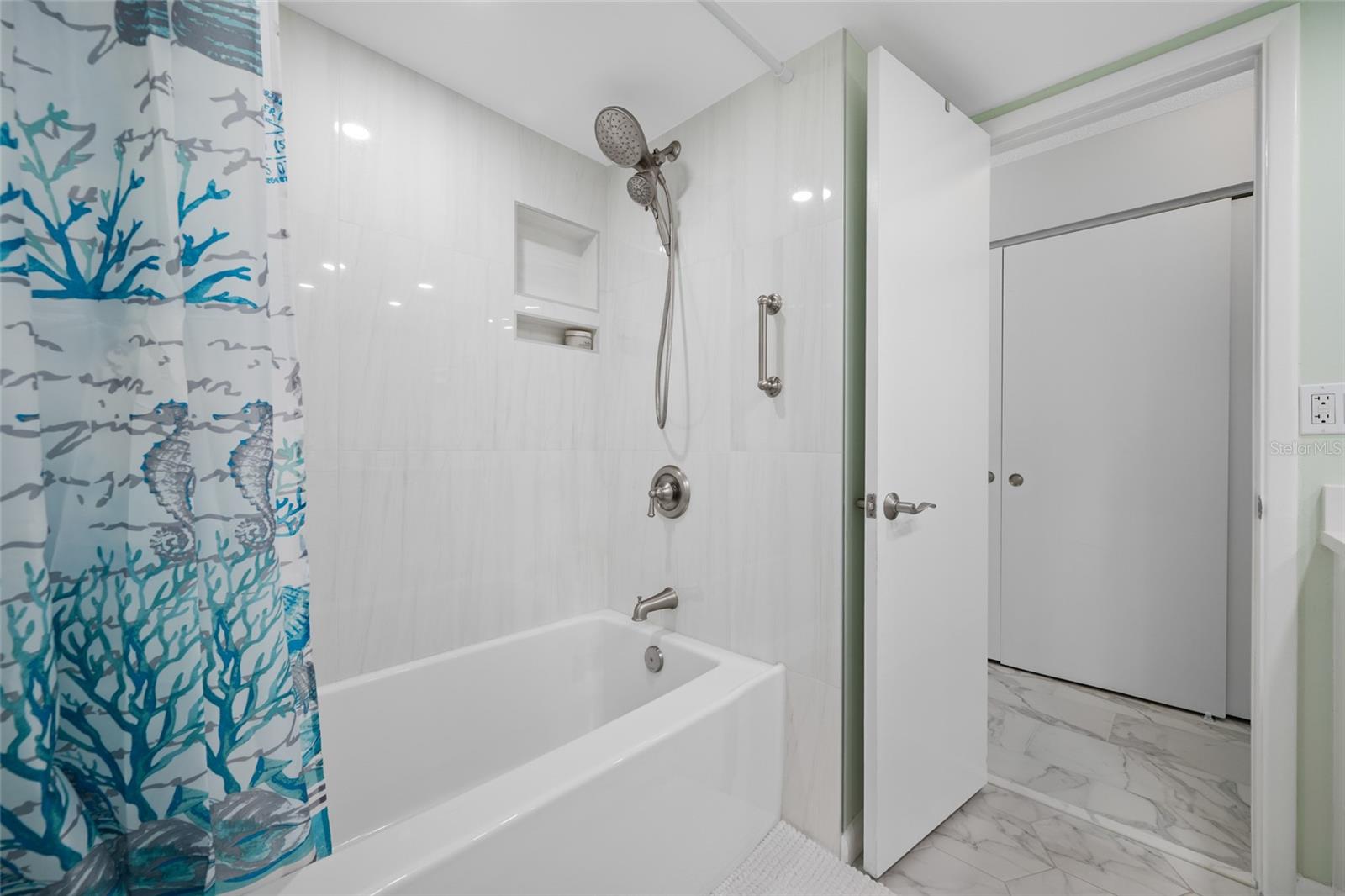 Image 27 of 65 For 121 Island Way 323