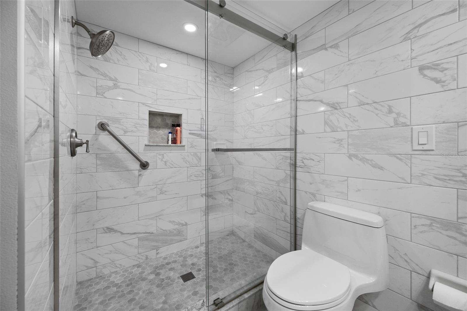 Image 34 of 65 For 121 Island Way 323