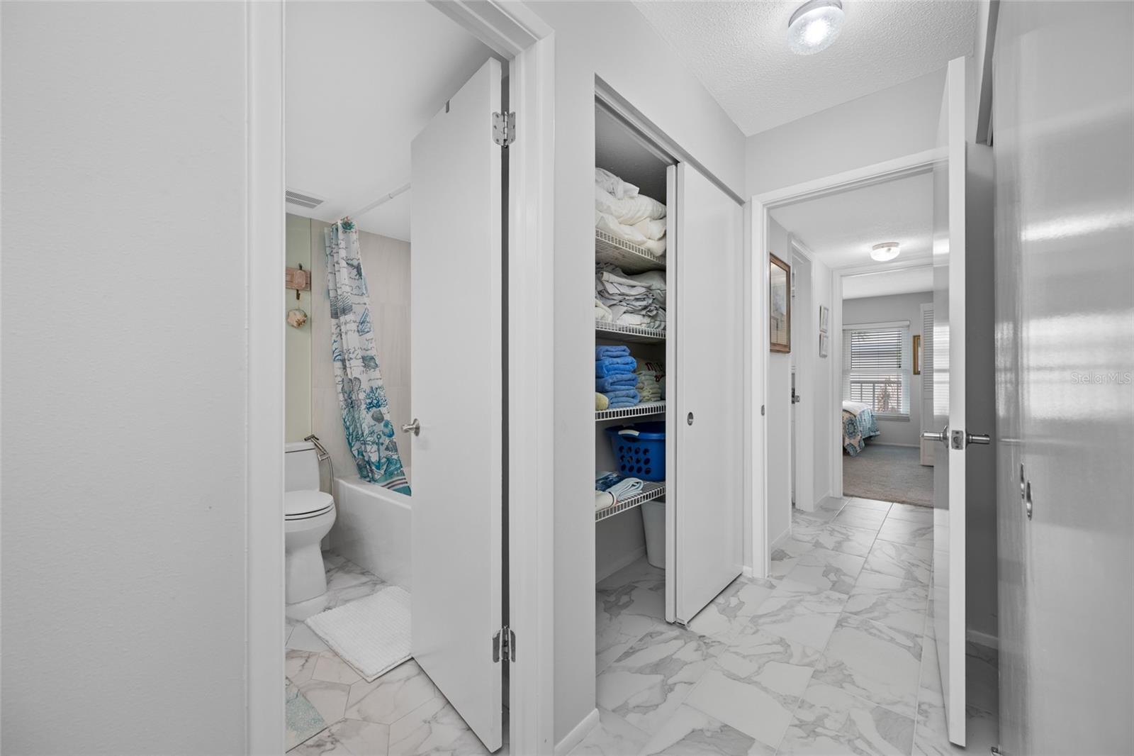 Image 35 of 65 For 121 Island Way 323