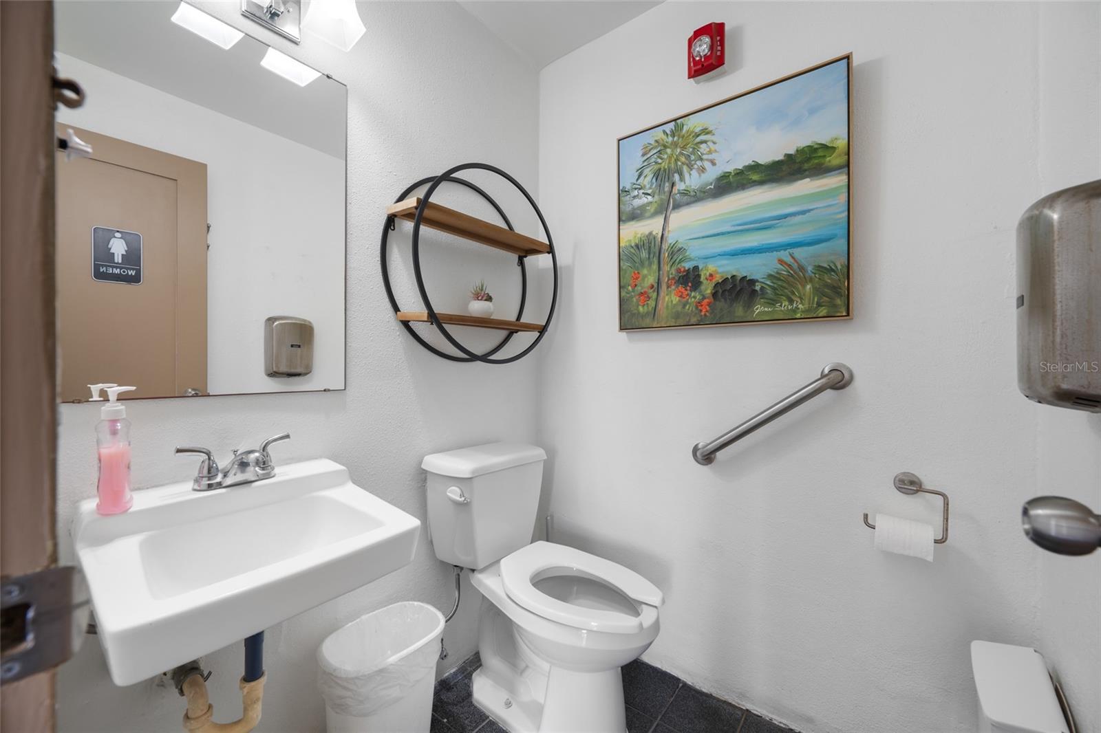 Image 39 of 65 For 121 Island Way 323