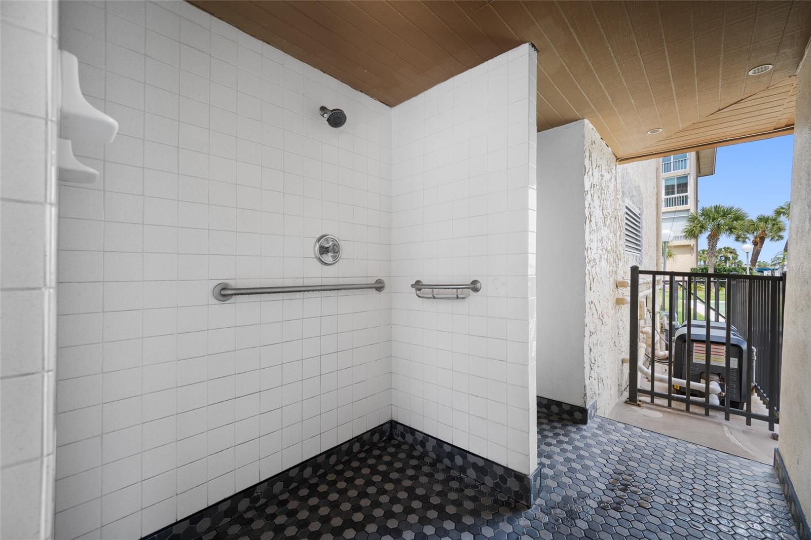 Image 40 of 65 For 121 Island Way 323