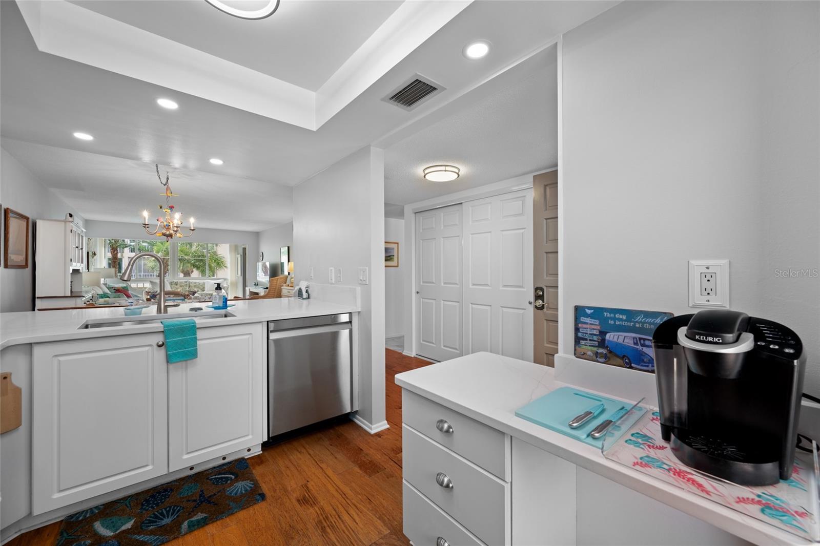 Image 6 of 65 For 121 Island Way 323