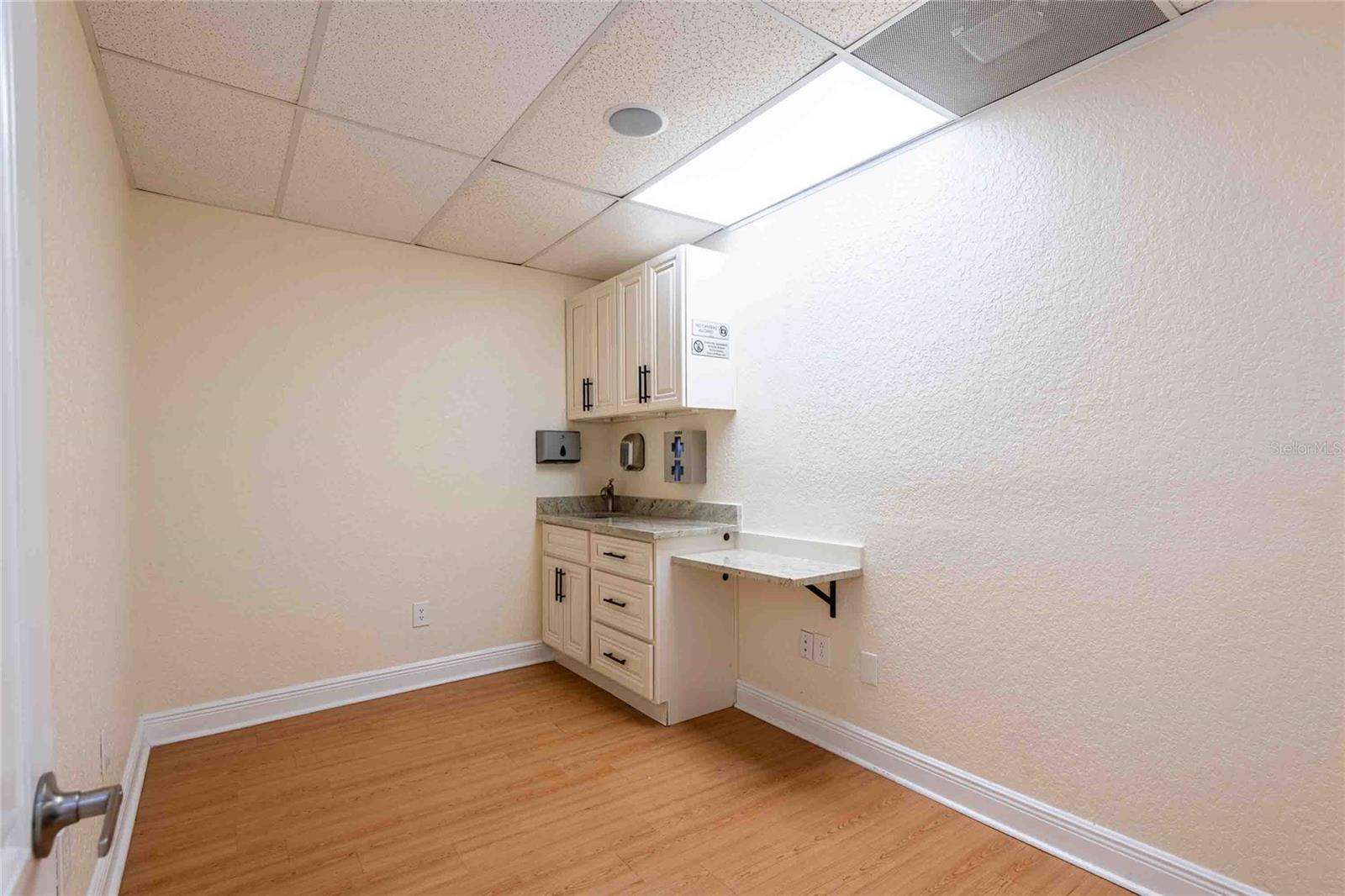 Listing photo id 16 for 4109 Armenia