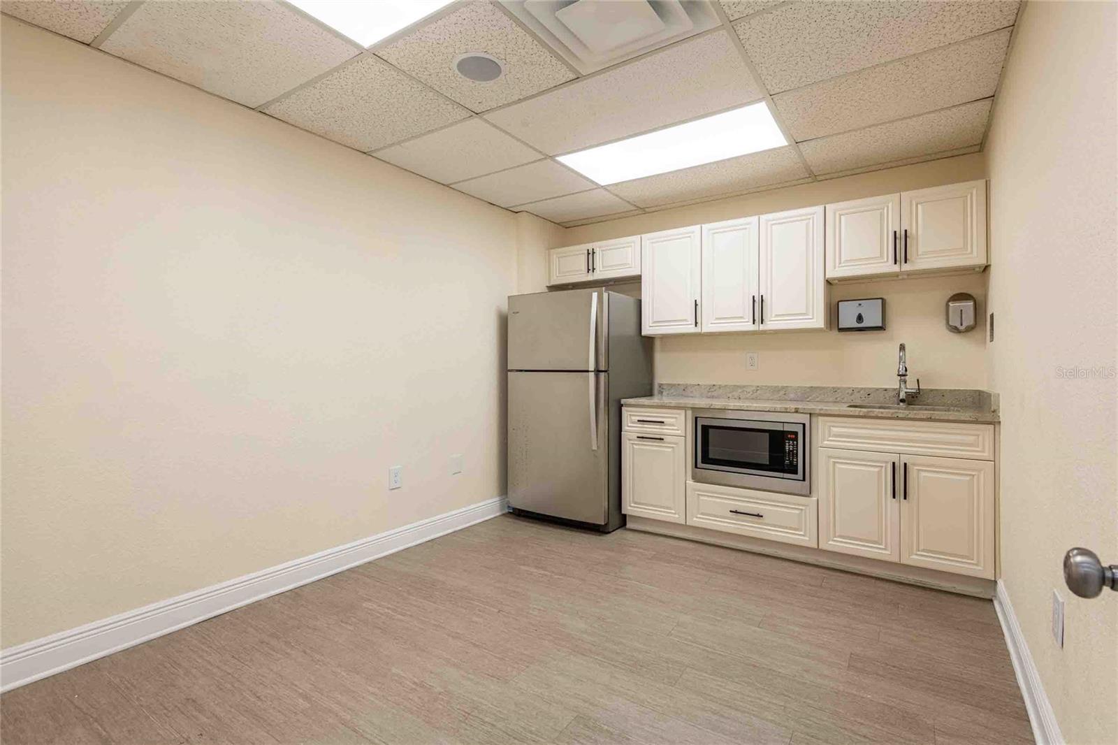 Listing photo id 25 for 4109 Armenia