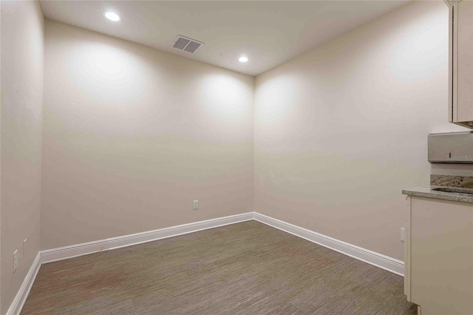 Listing photo id 27 for 4109 Armenia