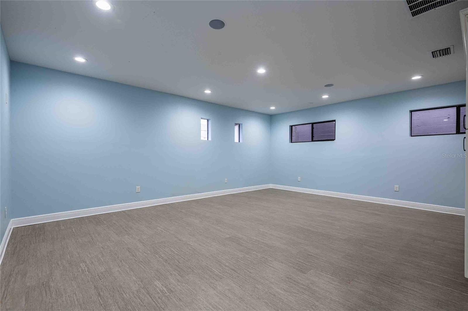 Listing photo id 34 for 4109 Armenia