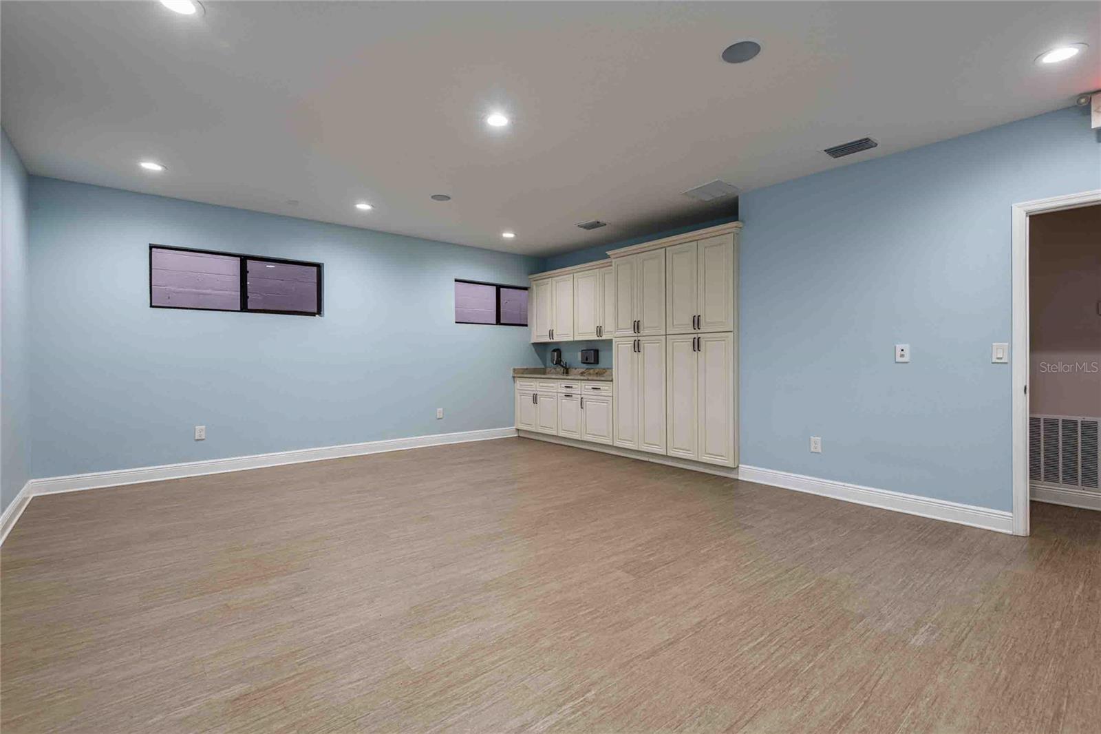 Listing photo id 35 for 4109 Armenia