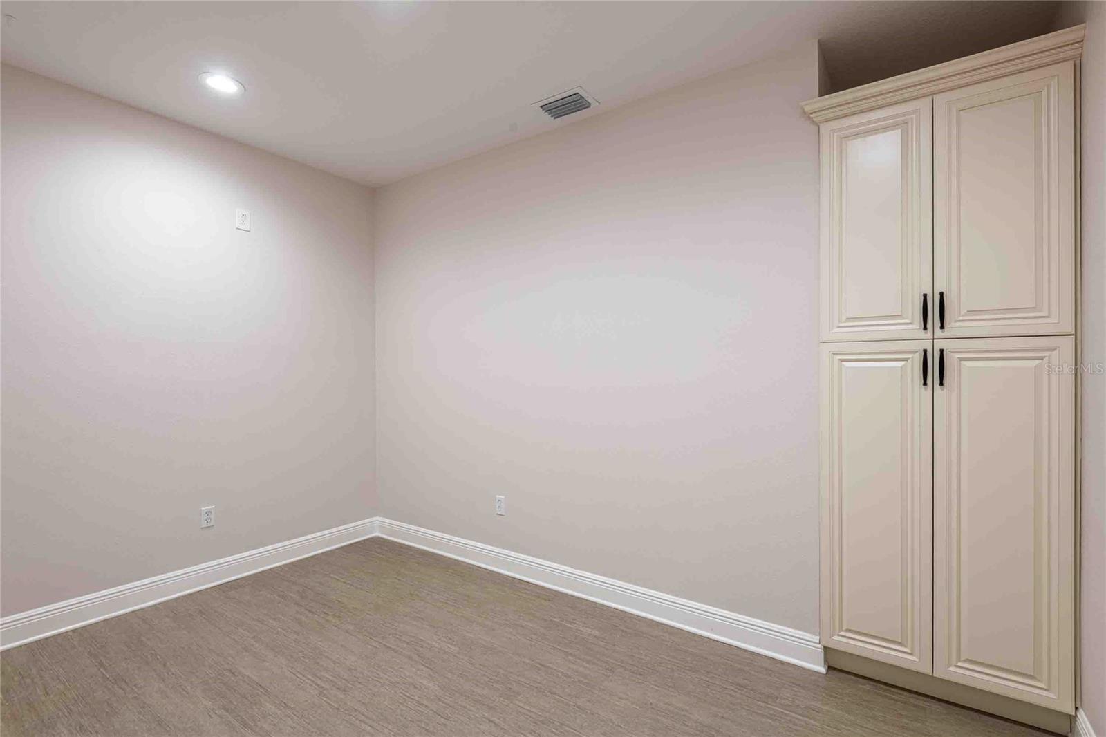 Listing photo id 37 for 4109 Armenia