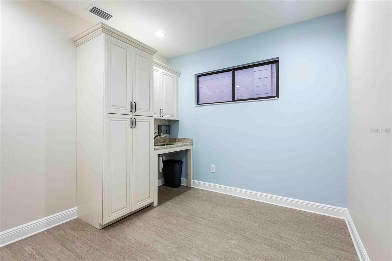 Listing photo id 39 for 4109 Armenia