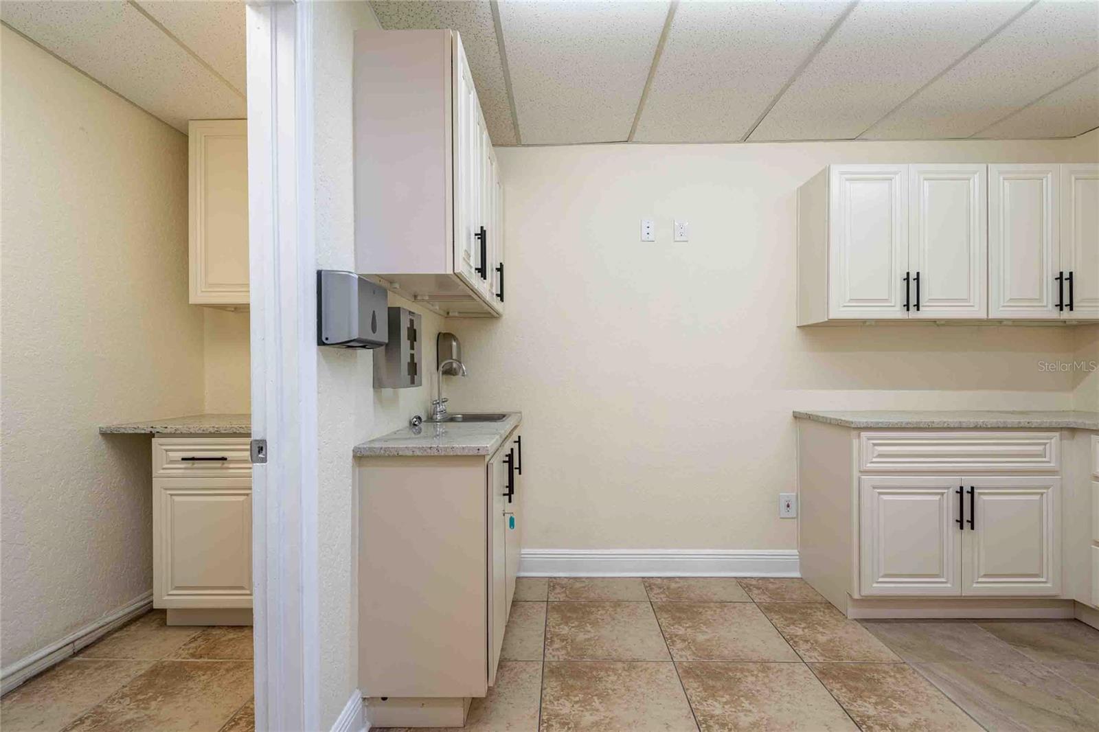 Listing photo id 3 for 4109 Armenia