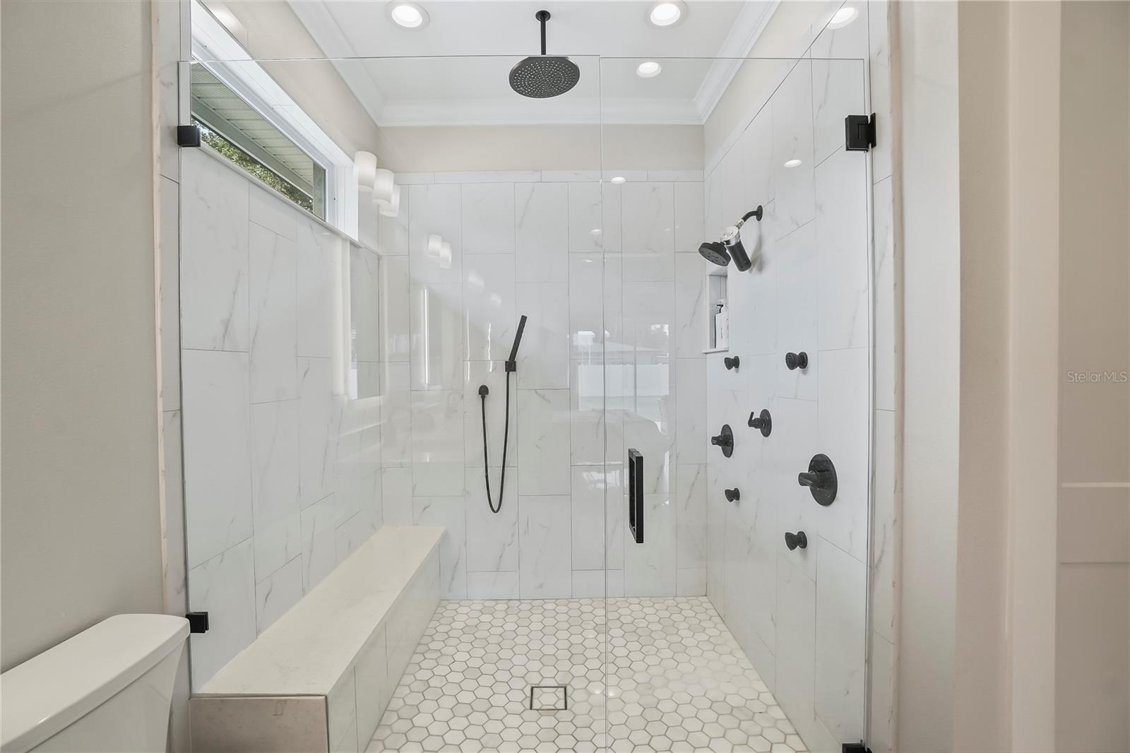 Listing photo id 8 for 2115 Lincoln Avenue