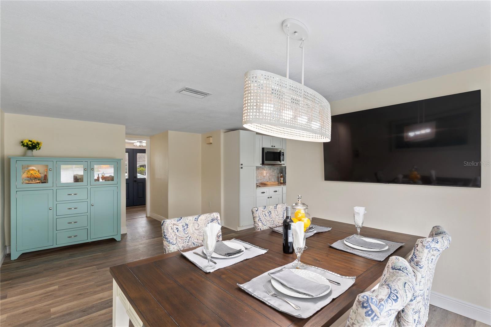 Listing photo id 9 for 3409 Springfield Drive