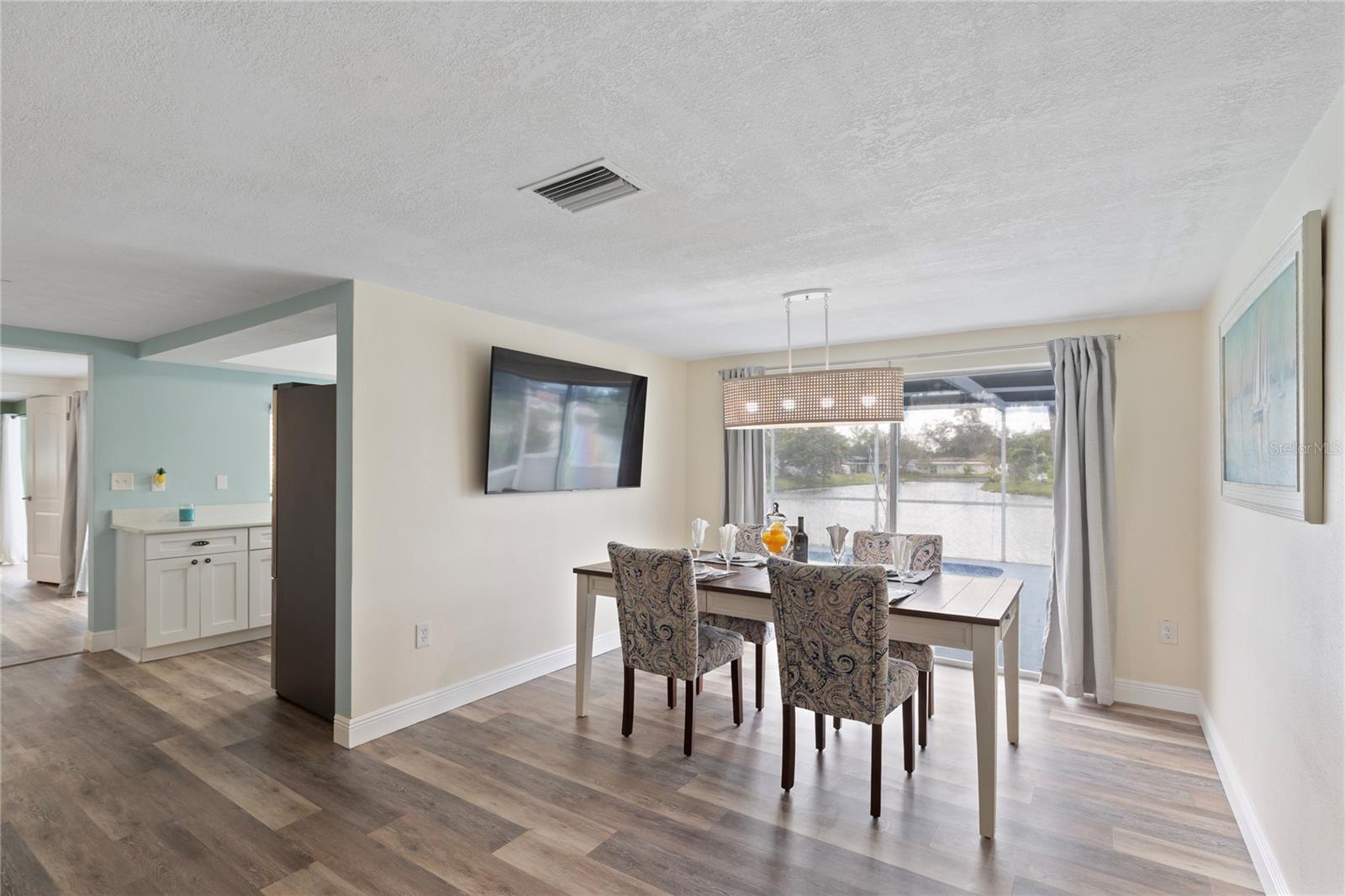 Listing photo id 10 for 3409 Springfield Drive