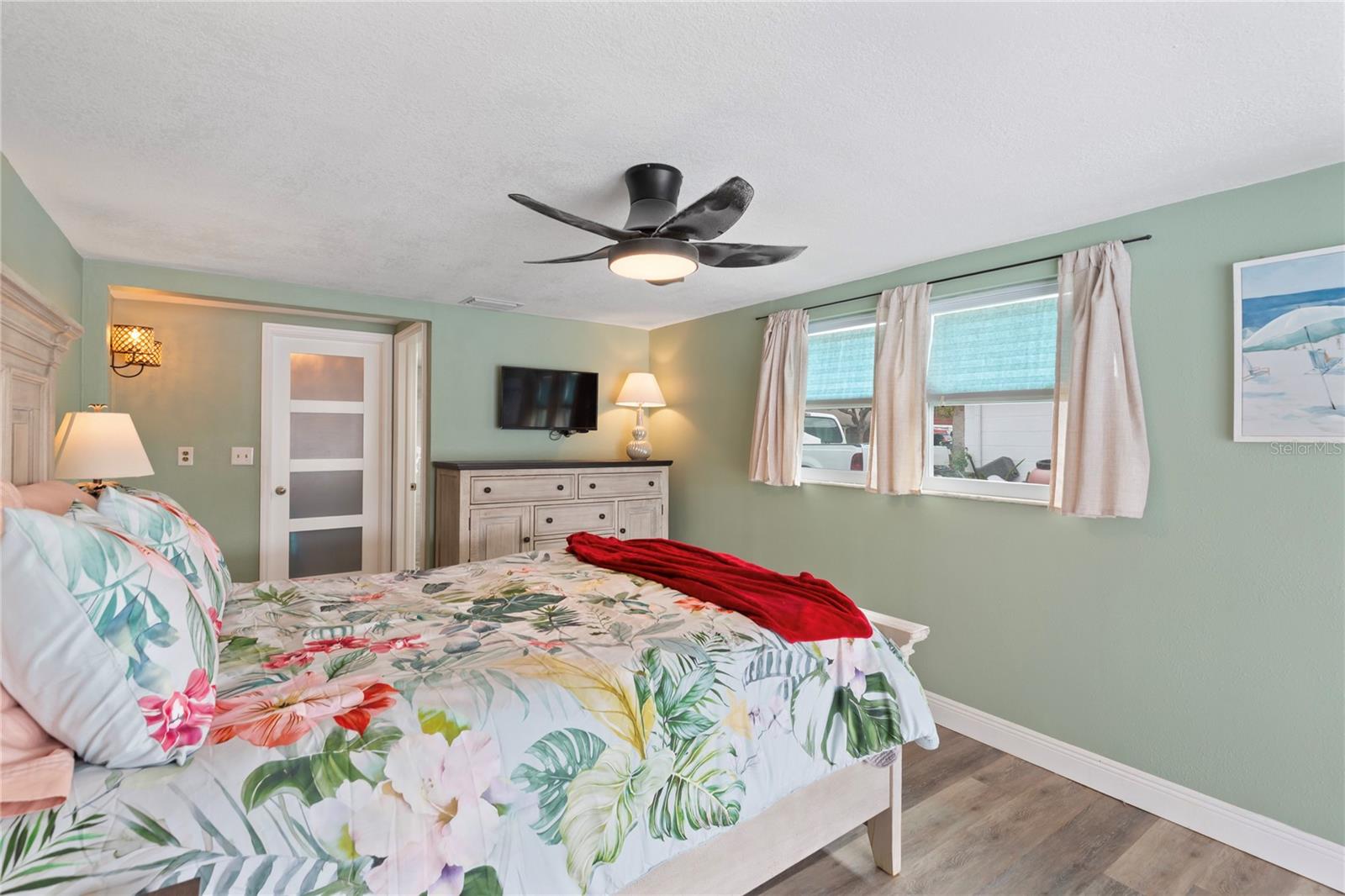 Listing photo id 12 for 3409 Springfield Drive