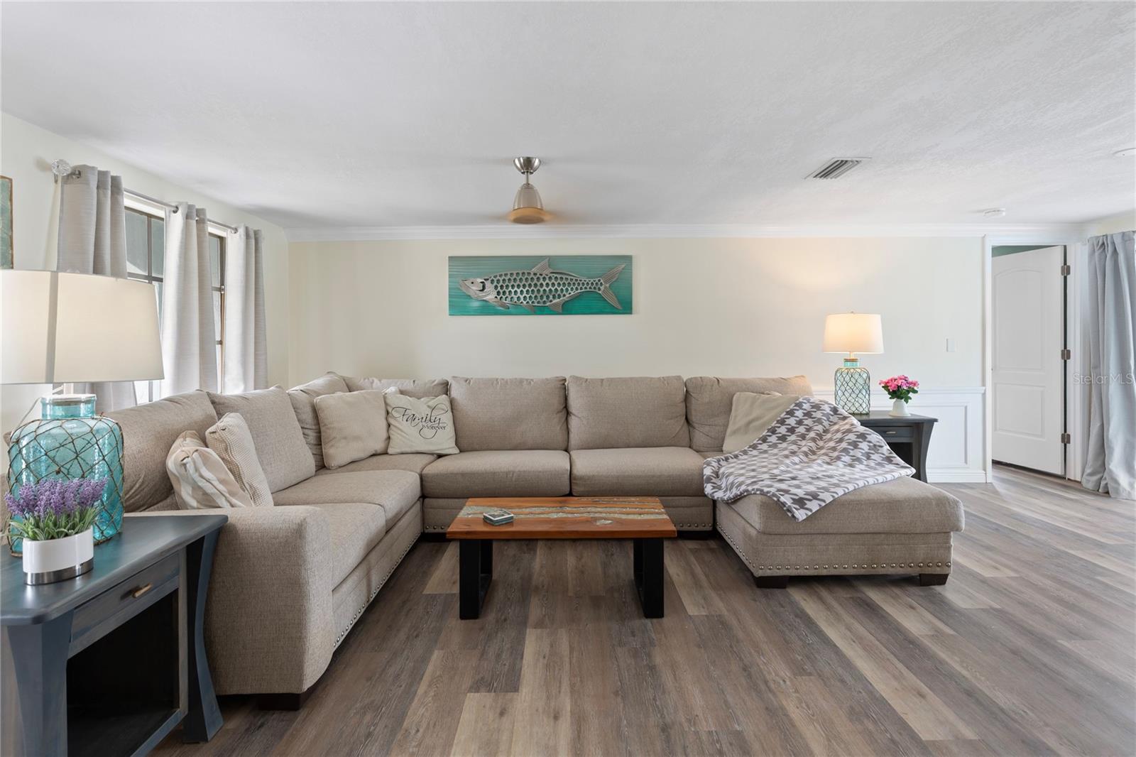 Listing photo id 1 for 3409 Springfield Drive