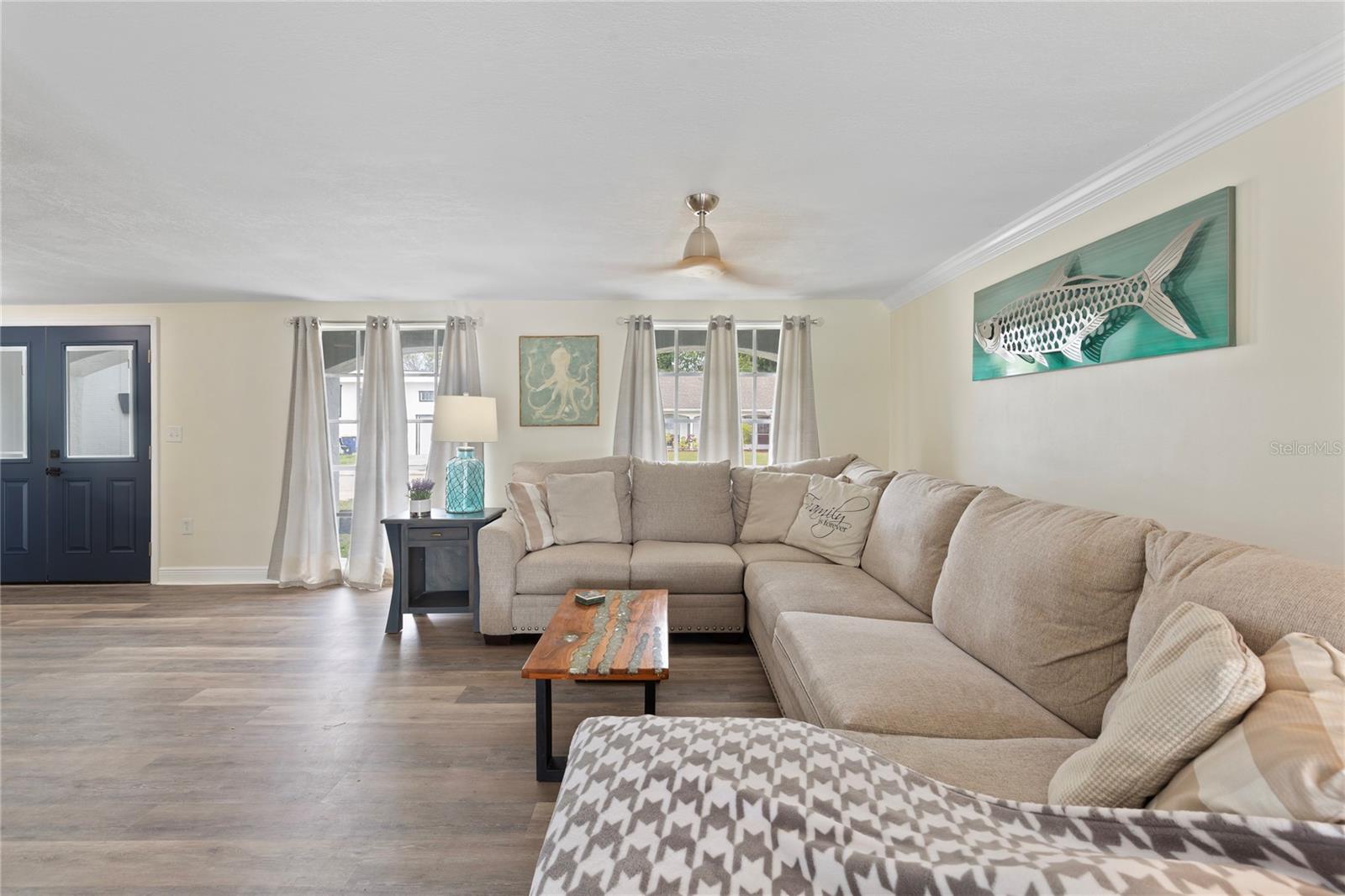 Listing photo id 2 for 3409 Springfield Drive