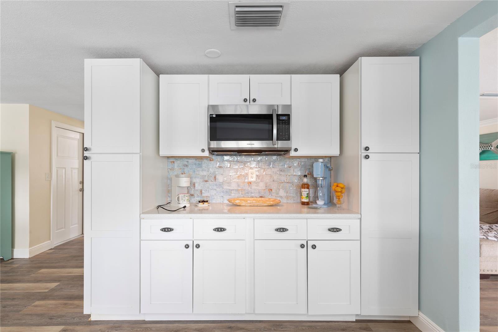 Listing photo id 5 for 3409 Springfield Drive