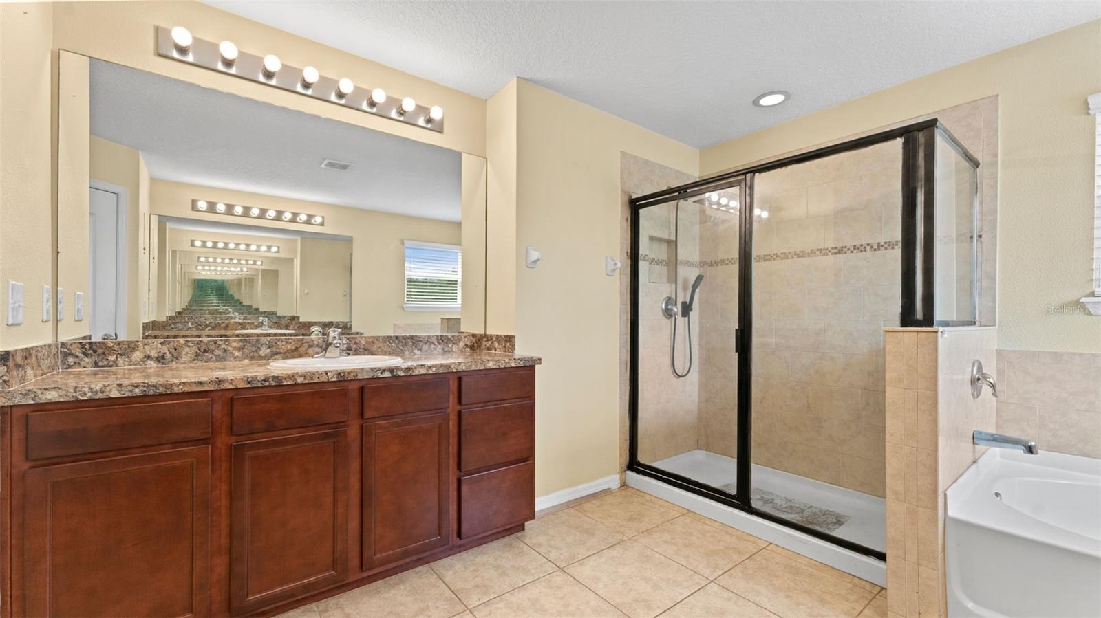 Image 26 of 47 For 11620 Warren Oaks Pl