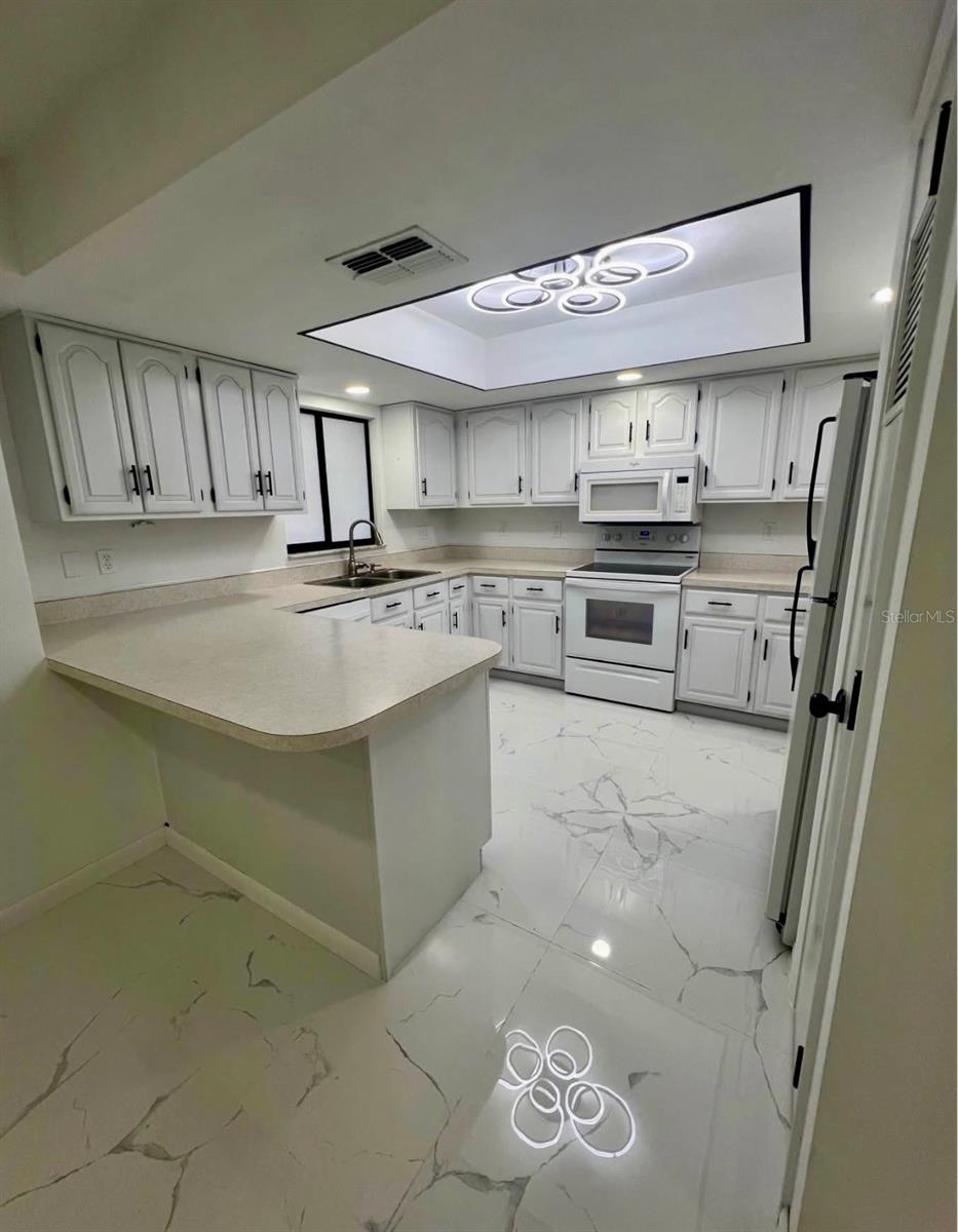 Image 3 of 10 For 2101 Hibiscus Road