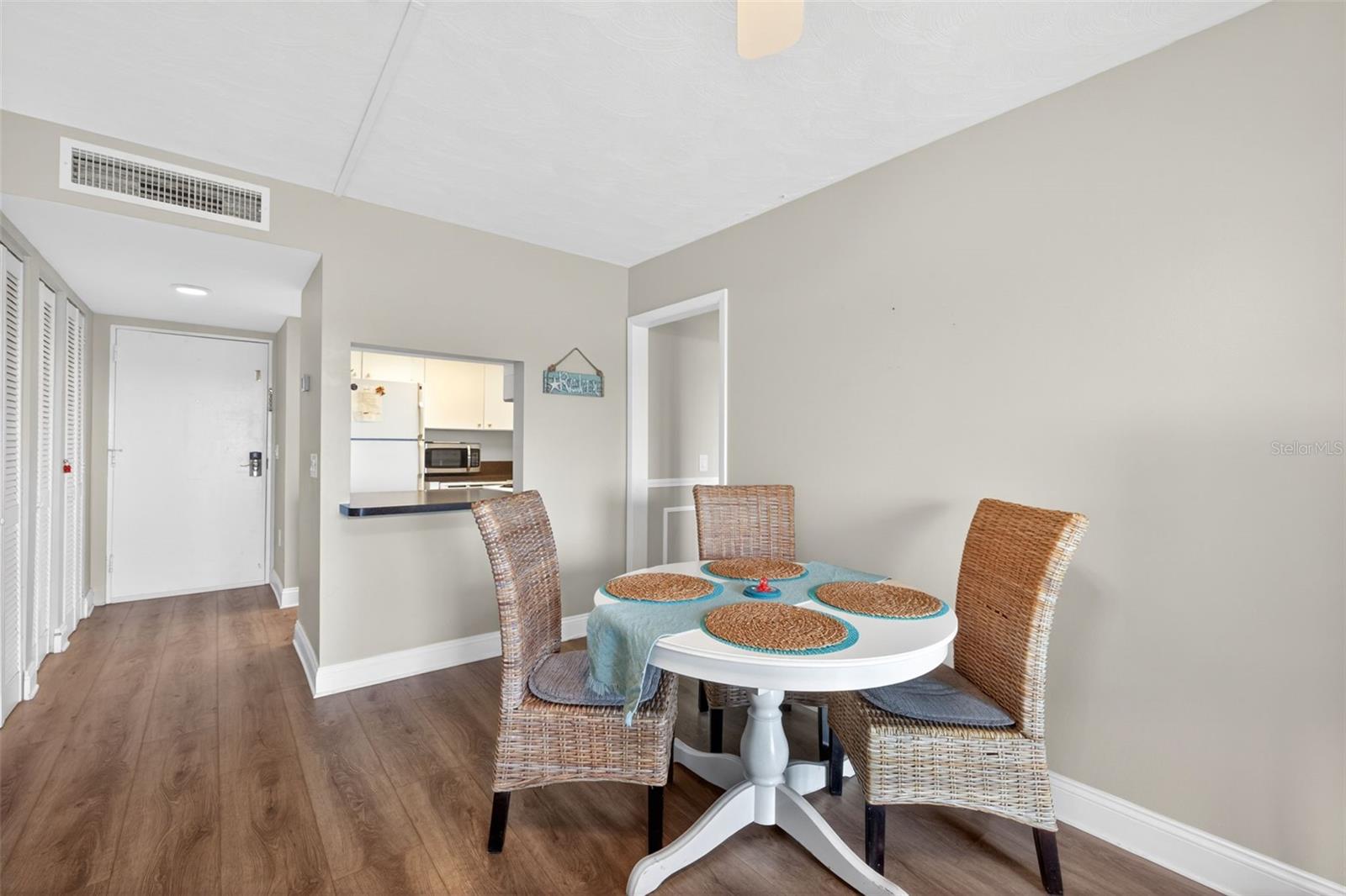 Image 10 of 28 For 19451 Gulf Boulevard 204