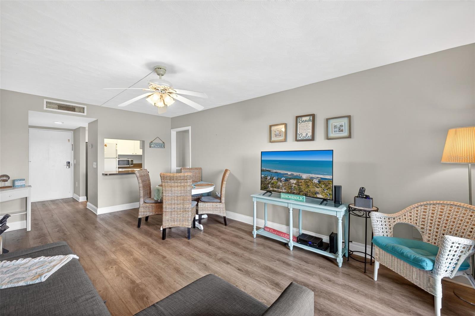 Image 4 of 28 For 19451 Gulf Boulevard 204