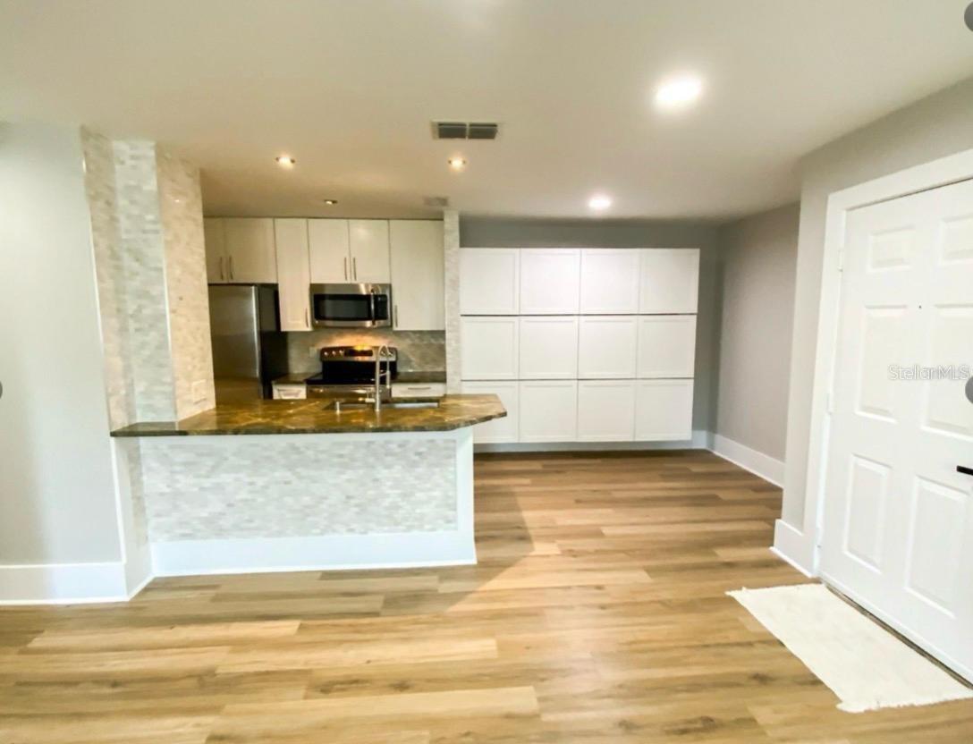 Image 4 of 48 For 1400 Gandy Boulevard N 1013