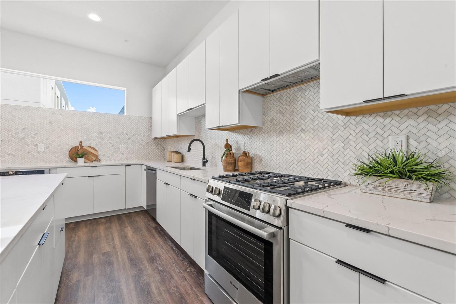 Listing photo id 10 for 857 6th Avenue S