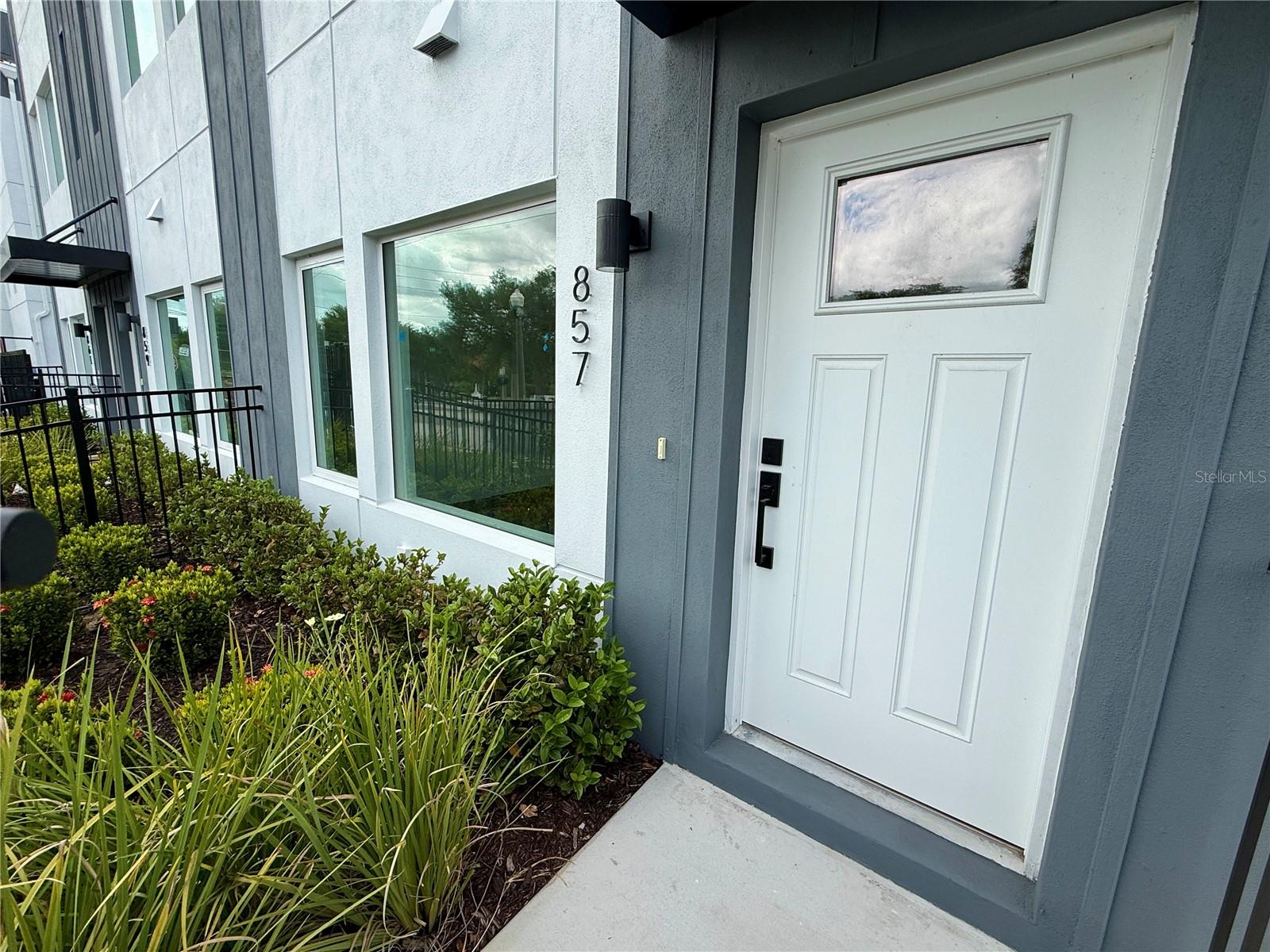 Listing photo id 5 for 857 6th Avenue S