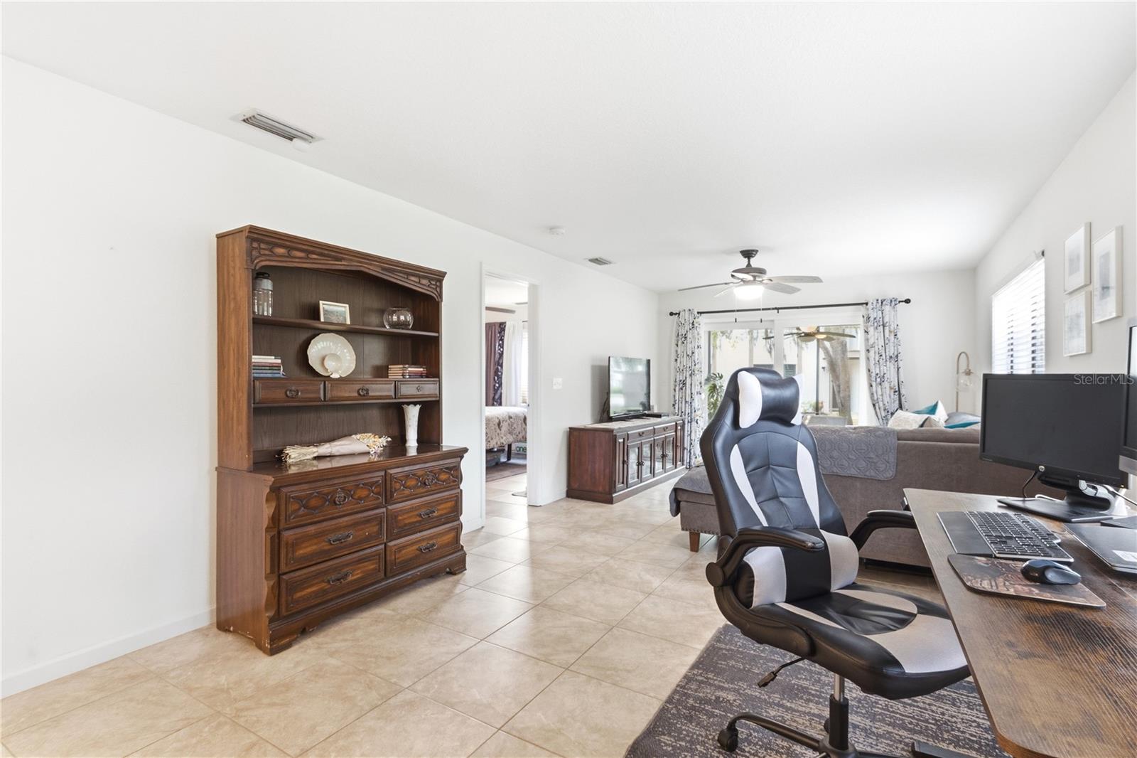 Listing photo id 10 for 514 Longfellow Court  B