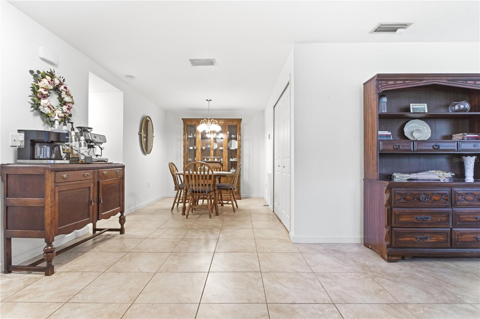 Listing photo id 13 for 514 Longfellow Court  B