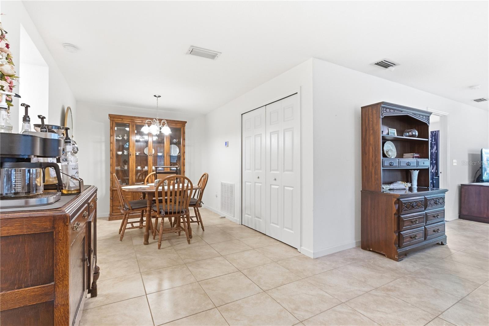 Listing photo id 15 for 514 Longfellow Court  B