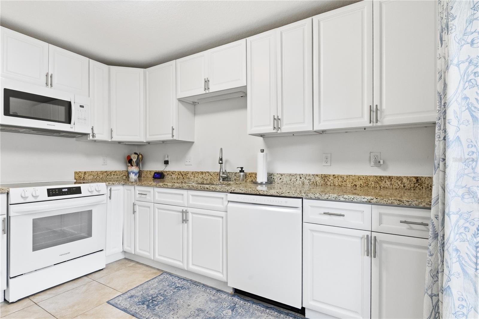 Listing photo id 21 for 514 Longfellow Court  B