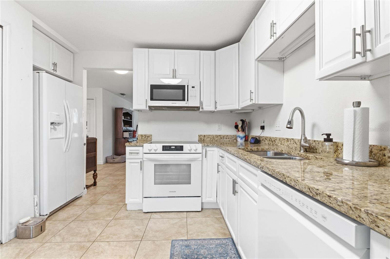 Listing photo id 22 for 514 Longfellow Court  B