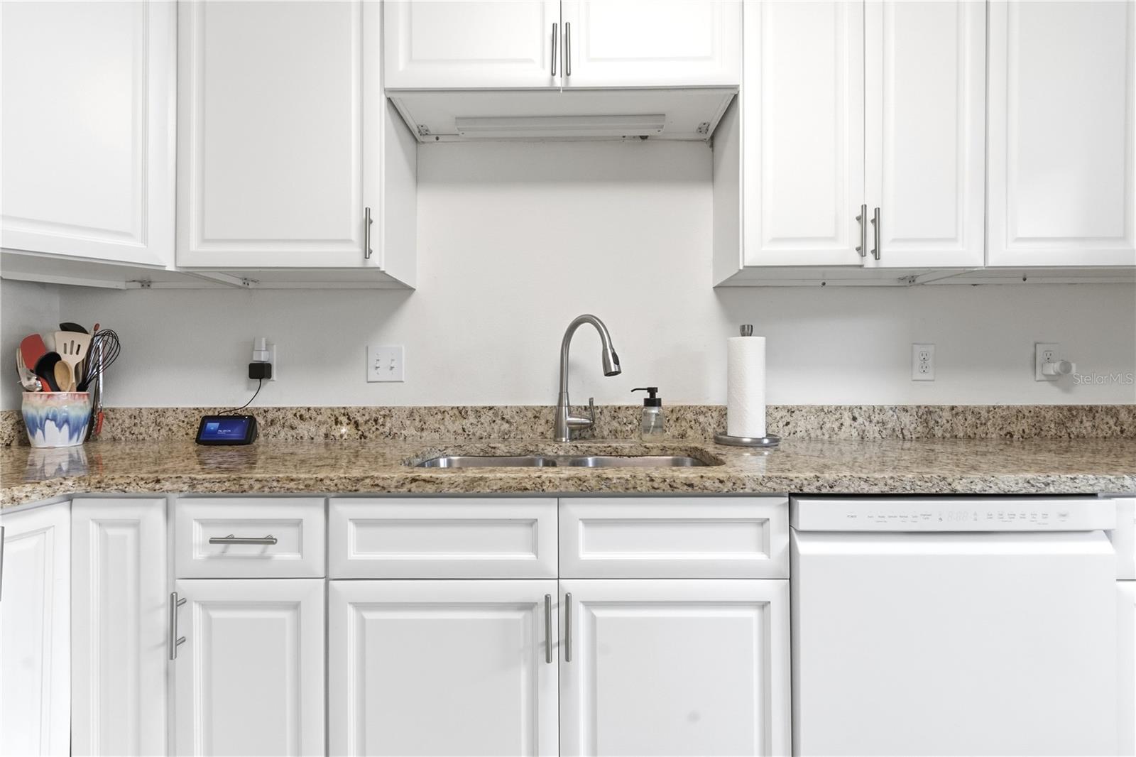 Listing photo id 23 for 514 Longfellow Court  B