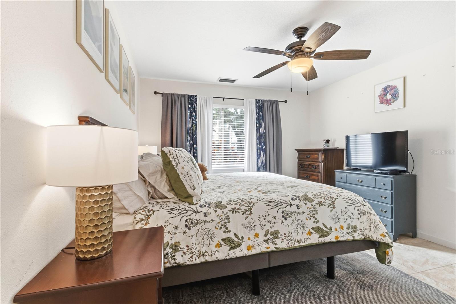 Listing photo id 26 for 514 Longfellow Court  B